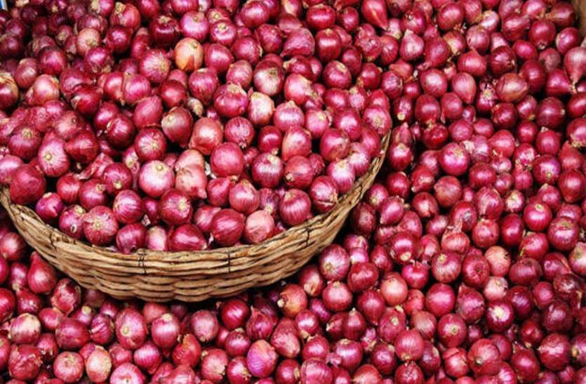 Onion prices may up to 140 rupee per kg अभी और रुलाएगा प्याज, 140 रुपए प्रति किलो जा सकते हैं दाम