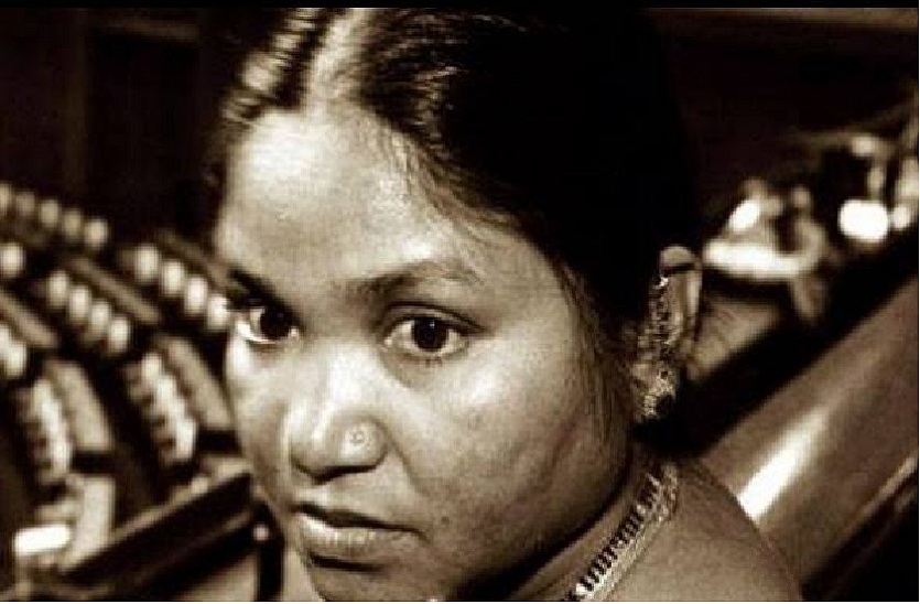 फूलन देवी ने गैंगरेप का लिया था बदला, लाइन में खड़ा कर 22 लोगों को उतारा था मौत के घाट फूलन देवी ने गैंगरेप का लिया था बदला, लाइन में खड़ा कर 22 लोगों को उतारा था मौत के घाट