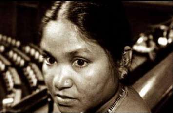 Phoolan devi trending on social site after hyderdabad doctor rape case फूलन देवी ने गैंगरेप का लिया था बदला, लाइन में खड़ा कर 22 लोगों को उतारा था मौत के घाट