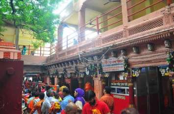 police and panda clash in vindhyachal temple विंध्याचल मंदिर में दर्शन कराने को लेकर हुआ विवाद आपस में भिड़े पुलिस और पंडा