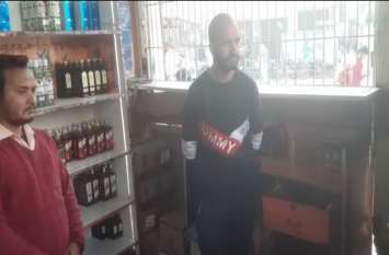 Bottles of liquor stolen by breaking wall of two shops in shamli दो शराब की दुकानों की दीवार तोड़कर भारी मात्रा में बोतलें ले उड़े चोर, देखें वीडियो-