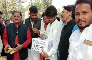 students uniq strike in ballia against police officer 'पुलिस कप्तान को रिश्वत देने के लिए पचासों छात्र मांग रहे हैं चंदा'
