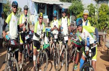 Cyclists complete Indo-Nepal international cycle tour कोटा के दो चिकित्सकों ने एशिया व इंडिया बुक रिकॉर्ड किया अपने नाम,दिया ये संदेश