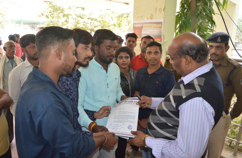 Memorandum submitted to the Prime Minister demanding the return of the घर वापसी की मांग को लेकर प्रधानमंत्री के नाम सौंपा ज्ञापन