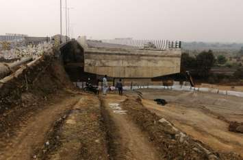 Raipur bilaspur highway: Road left unfinished, demolished सड़क अधूरी जो बनी वह भी धंसक गई, कई किलोमीटर परिवर्तित मार्ग से भागना पड़ रहा