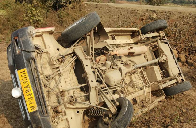 Road accident: Janani Express overturns, driver dies सड़क हादसा: जननी एक्सप्रेस पलटी, चालक की मौत