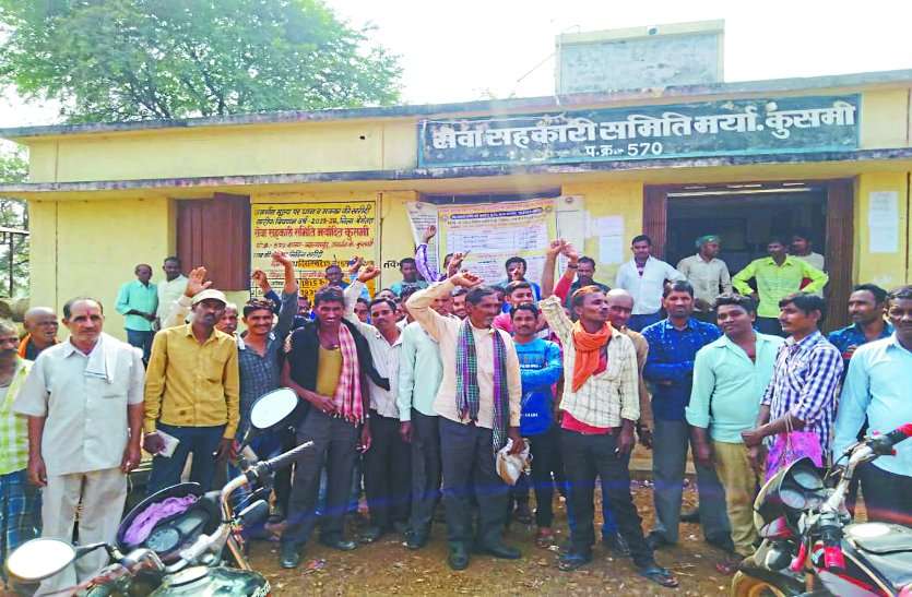 चहेतों को रातोंरात जारी किया टोकन, रतजगा करने वाले को एक माह बाद बुलाया तो आक्रोशित किसानों ने किया हंगामा चहेतों को रातोंरात जारी किया टोकन, रतजगा करने वाले को एक माह बाद बुलाया तो आक्रोशित किसानों ने किया हंगामा