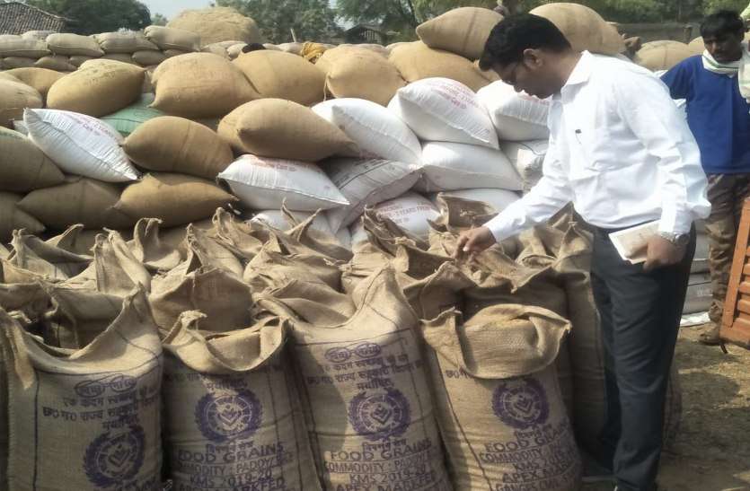धान खरीदी के नाम पर उपार्जन केंद्र में चल रहा था बड़ा खेल, कलेक्टर ने जांच के बाद दिए FIR के निर्देश धान खरीदी के नाम पर उपार्जन केंद्र में चल रहा था बड़ा खेल, कलेक्टर ने जांच के बाद दिए FIR के निर्देश