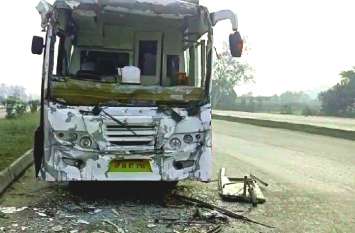 Tourist Bus Hits Truck NH2 in Chandauli Many Injured चेन्नई के टूरिस्ट को ले जा रही बस नेशनल हाइवे पर ट्रक से भिड़ी