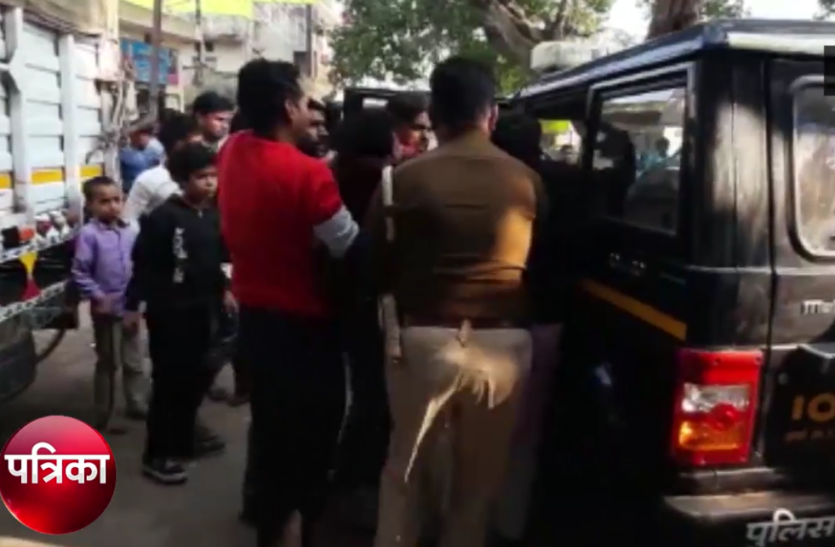 accident_5.jpg चौराहे पर हुई तेज रफ्तार बाइकों की भिड़ंत, युवकों की हालत गंभीर- देखें वीडियो