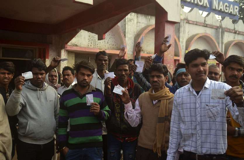 टिकिट वापस करने पहुंचे यात्री का टिकिट फाड़ा, तो हुआ जमकर हंगामा टिकिट वापस करने पहुंचे यात्री का टिकिट फाड़ा, तो हुआ जमकर हंगामा