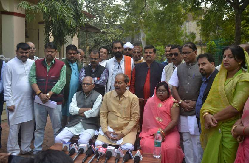कांग्रेस: केंद्र कर रही भेदभाव, भाजपा: सम्मान निधि व एक हजार करोड़ का दें हिसाब