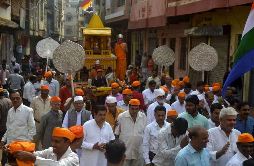 वृषभ रथ में विराजमान कर श्रीजी को कराया नगर भ्रमण - महामस्तिकाभिषेक के बाद शहर में निकाली वृषभ रथयात्रा त्रिकाल चौबीसी: वृषभ रथ में विराजमान कर श्रीजी को कराया नगर भ्रमण - महामस्तिकाभिषेक के बाद शहर में निकाली वृषभ रथयात्रा