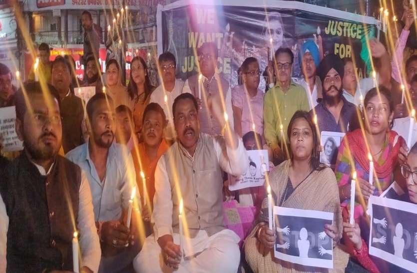 State's women and girls in danger, Janata Congress Chhattisgarh J marc प्रदेश की महिलाएं और बच्चियां खतरे में, जनता कांग्रेस छत्तीसगढ़ (जे) ने कैंडल मार्च किया