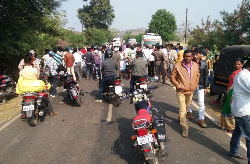 Villagers angry over innocent death blocked the Dindori-Samnapur road मासूम की मौत से नाराज ग्रामीणों ने डिंडोरी-समनापुर मार्ग पर लगाया जाम