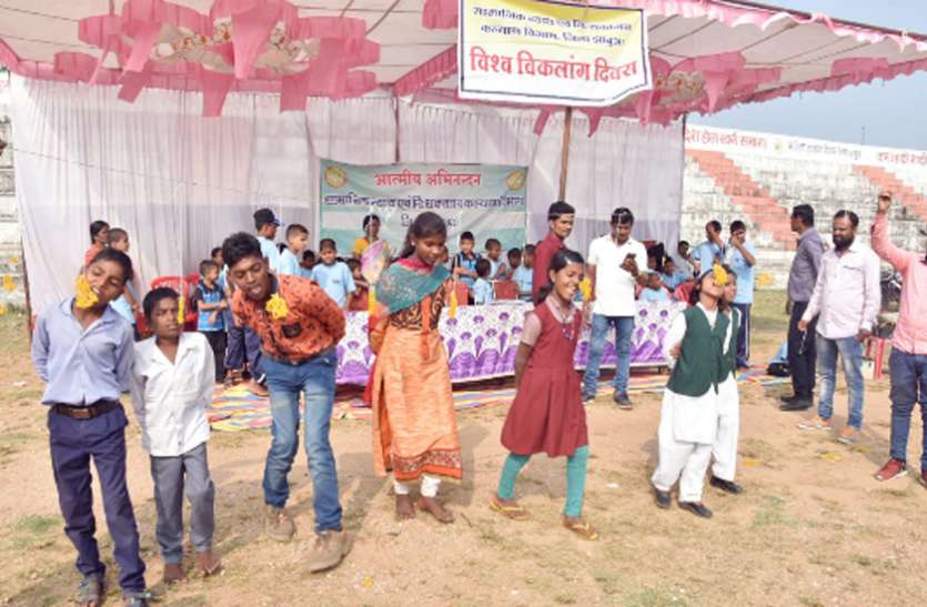 जलेबी, नींबू, थैला और चेयर रेस में दिव्यांग बच्चों ने लगाई दौड़ जलेबी, नींबू, थैला और चेयर रेस में दिव्यांग बच्चों ने लगाई दौड़