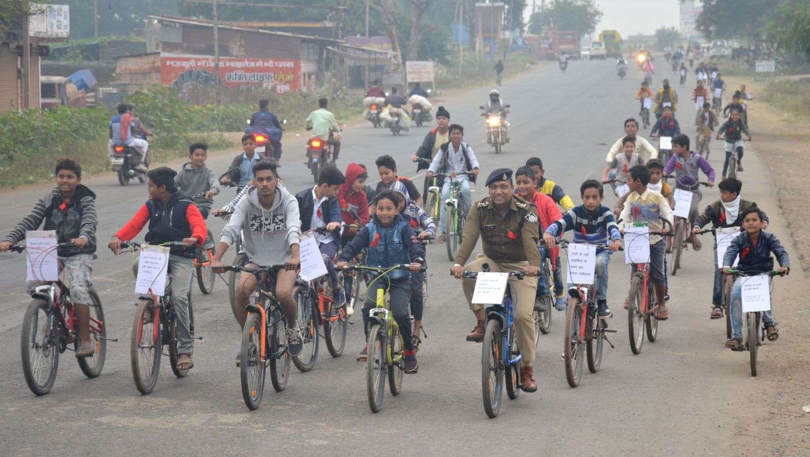 साइकिल रैली निकालकर बच्चों ने एड्स से बचाव का दिया संदेश