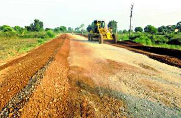 To cut collectorate's road, the administration cut down the Amla trees कलेक्ट्रेट कार्यालय की सड़क बनवाने के लिए प्रशासन ने रातों-रात कटवा दिए ऑवले के पेड़, लकडिय़ां भी गायब