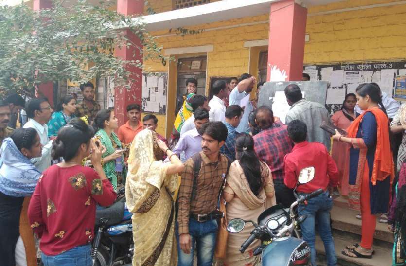 विदिशा। जैन कॉलेज में रोल नम्बर और कक्ष देखने इस तरह लगी परीक्षार्थियों की भीड़। बीएड के प्रथम सेमेस्टर परीक्षाएं शुरु, पहले दिन अव्यवस्थाओं के बीच परेशान हुए परीक्षार्थी