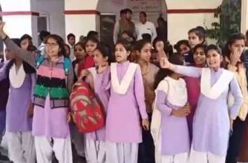 Etawah people demand hyderabad rapists to be hanged तेलंगाना में महिला डॉक्टर की रेप के बाद हत्या से गुस्साई छात्राओं ने फांसी देने की मांग की