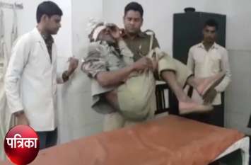 two constables help the injured people in accident यूपी पुलिस ने पेश की मिसाल, सड़क पर तड़प रहे घायलों को खुद उठाकर पहुंचाया अस्पताल, देखें Video