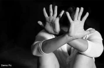 Young Girl raped, burn like Dr Priyanka reddy in chhattisgarh भरी दोपहरी नशे में धुत दो युवकों ने जंगल में किया किशोरी का रेप, जख्मी हालत में किशोरी पहुंची घर, फिर...