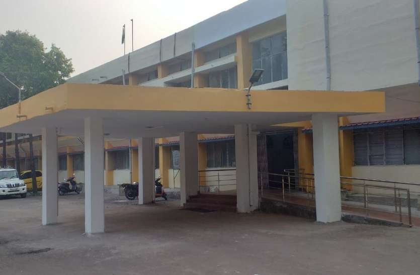 सीएम से हेल्प के लिए लगी कतार सीएम से हेल्प के लिए लगी कतार