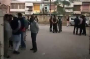 obscene comment on delhi girls in shamli दिल्ली की लड़कियों से मनचलों ने कही ऐसी बात कि खड़ा हो गया हंगामा, देखें Video