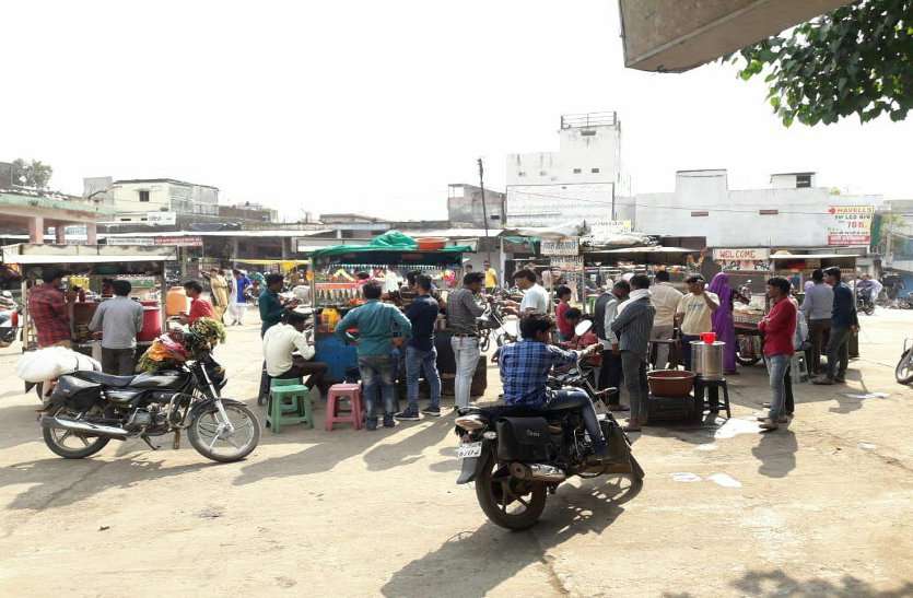 No facility for passengers to sit at the bus stand बस स्टैंड पर यात्रियों को बैठने तक की सुविधा नहीं