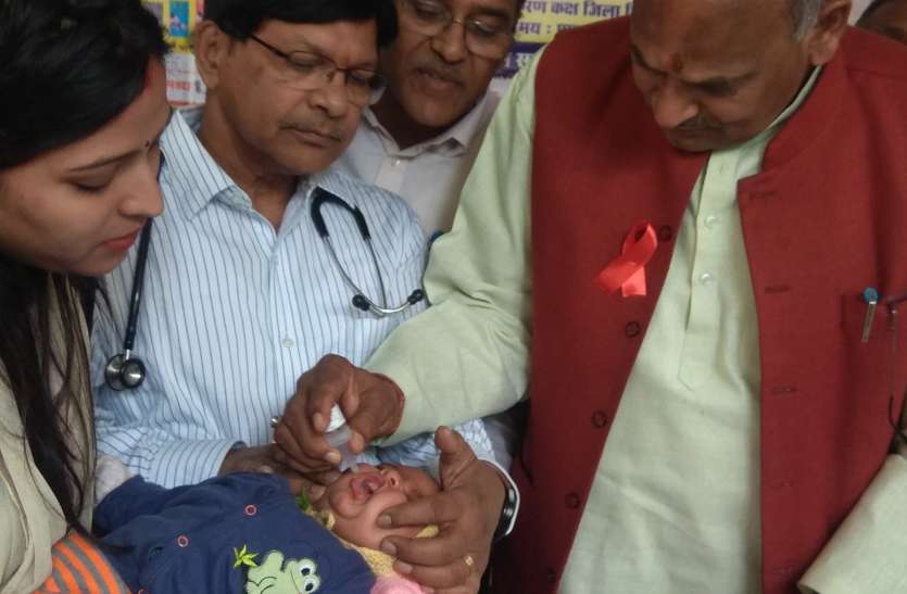 विदिशा। बच्चे को दो बूंद पिलाते विधायक भार्गव। मिशन इंद्रधनुष: विधायक ने बच्चों को दो बूंद पिलाकर किया शुभारंभ