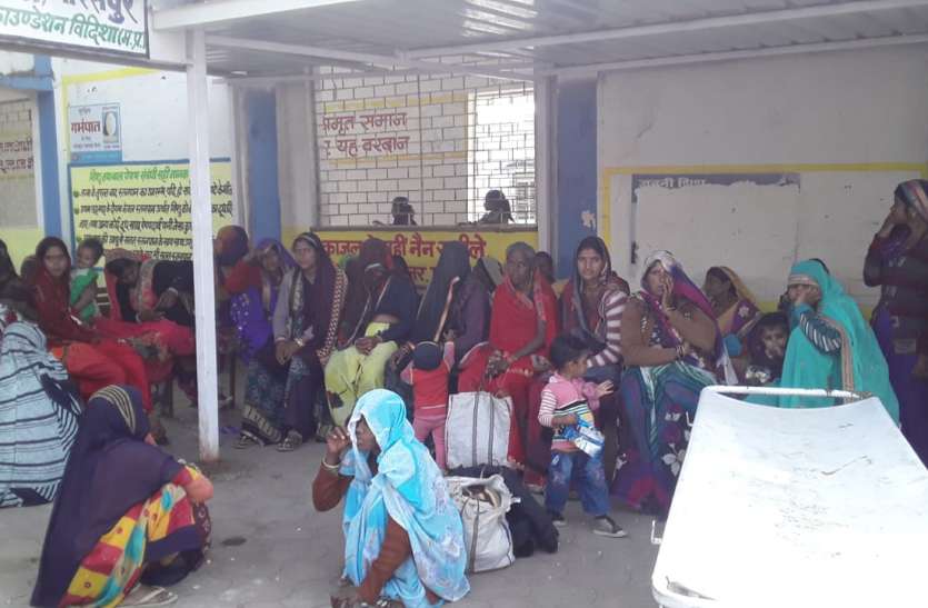नसबंदी हंगामे से डरे अस्पताल ने नसबंदी से हाथ खड़े किए, 20 से ज्यादा महिलाएं लौटीं