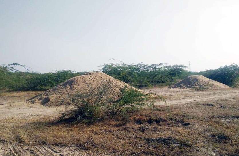 Illegal transport of gravel बजरी के अवैध परिवहन को रोकने के लिए पांच विभागों की टीमें भी बेअसर