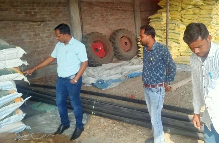 Illegal stock held at grocery stores, 68 sacks seized किराना स्टोर्स पर रखा था यूरिया का अवैध स्टॉक, 68 बोरियां जब्त
