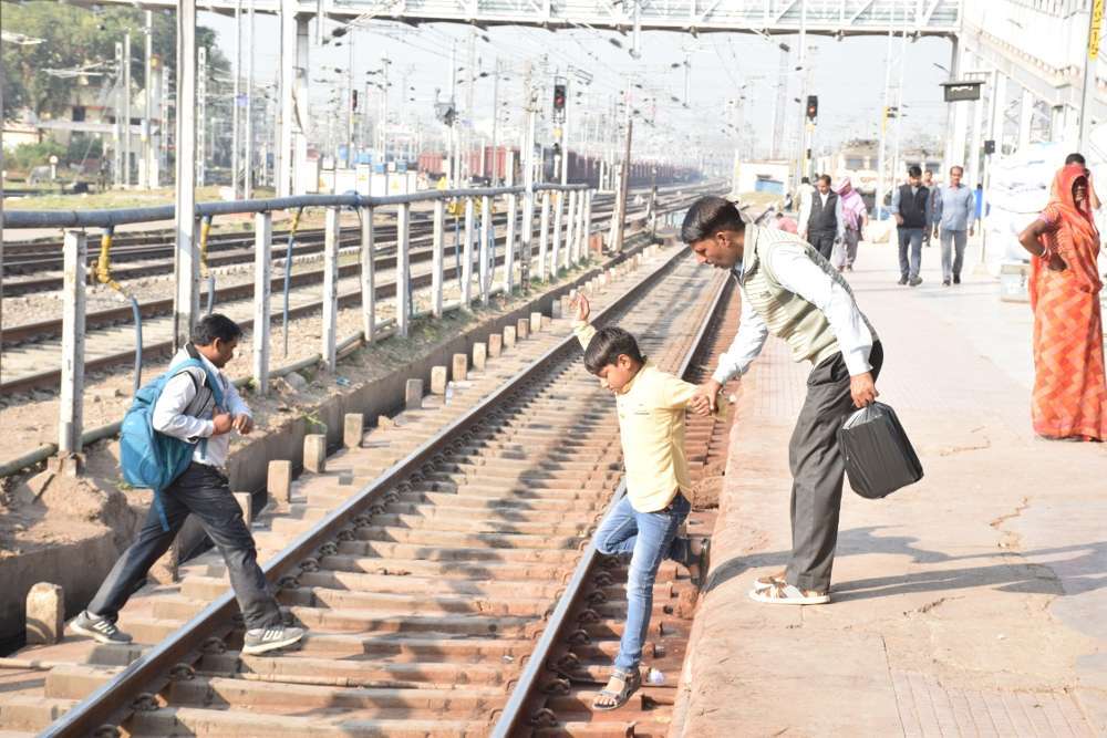 शॉर्टकट: जल्दबाजी पड़ न जाए जीवन पर भारी, देखें फोटो मेंं शॉर्टकट: जल्दबाजी पड़ न जाए जीवन पर भारी, देखें फोटो मेंं
