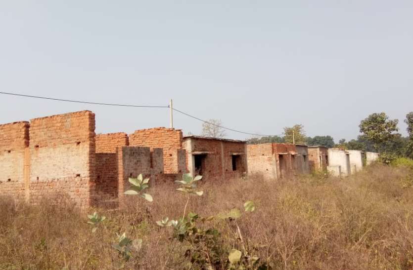 कागजों में बन गए प्रधानमंत्री आवास योजना के मकान कागजों में बन गए प्रधानमंत्री आवास योजना के मकान