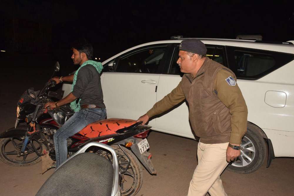 पुलिस की बाइक गायब हुई तो चप्पे चप्पे पर हुई वाहनों की जांच, देखें फोटों में पुलिस की बाइक गायब हुई तो चप्पे चप्पे पर हुई वाहनों की जांच, देखें फोटों में