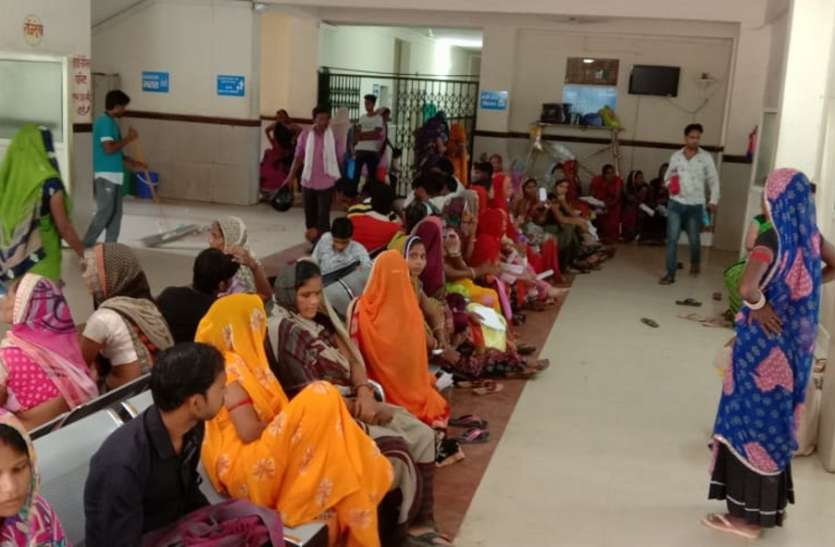 मेटरनिटी वार्ड में नहीं मिले डॉक्टर, बिना उपचार लौटी महिलाएं मेटरनिटी वार्ड में नहीं मिले डॉक्टर, बिना उपचार लौटी महिलाएं