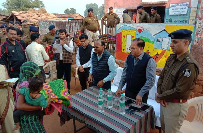 चंबल जोन के एडीजी से महिलाएं बोली-साहब बच्चों को कैसे स्वच्छ रखे,नहाने थोने को भी पानी नहीं चंबल जोन के एडीजी से महिलाएं बोली-साहब बच्चों को कैसे स्वच्छ रखे,नहाने थोने को भी पानी नहीं