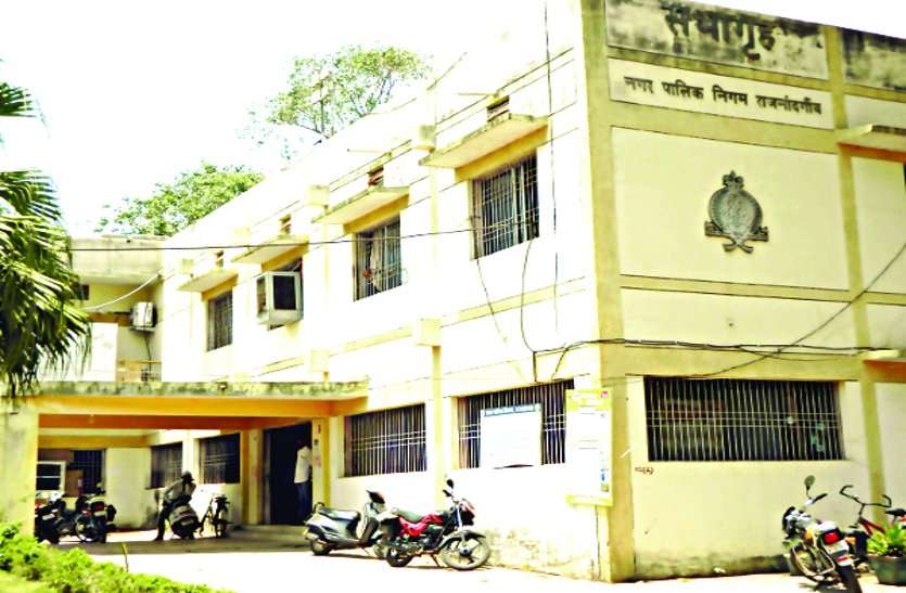 Seized 18 kg plastic carry bag, fined 13 thousand… 18 किलो प्लास्टिक कैरी बैग जब्त कर लगाया 13 हजार का जुर्माना ...