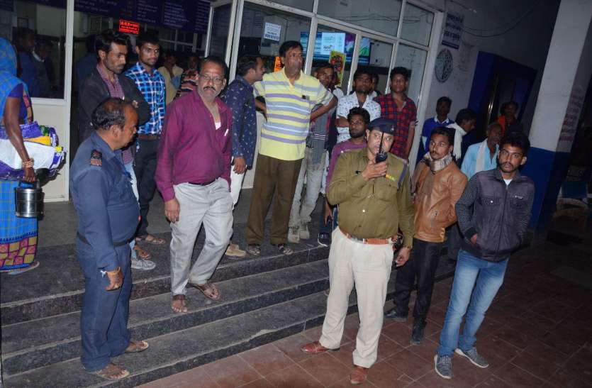 अस्पताल में हंगामा शव को पीएम हाल ले जाने नहीं मिला वाहन तो परिजन ने किया हंगामा