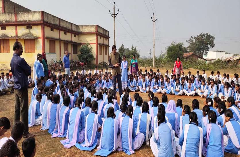 Is this what the children of Khujji Higher Secondary School surrounded the District Education Officer… ये क्या खुज्जी हायर सेकंडरी स्कूल के बच्चों ने जिला शिक्षा अधिकारी को ही घेर लिया ...