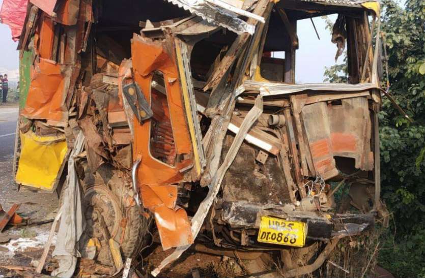 Accident भोले बाबा के सत्संग में जा रहे श्रद्धालुओं से भरी बस कंटेनर में घुसी, 60 घायल