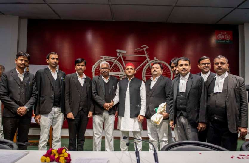 akhilesh yadav अखिलेश यादव ने प्रदेश के अधिवक्ताओं संग की बैठक, दिया बड़ा बयान