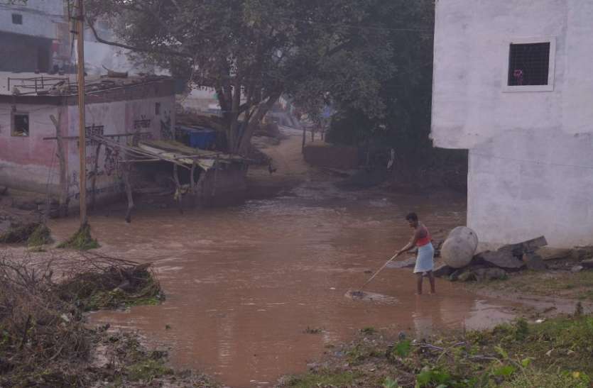 badwani flood news बिन बरसात आ गई बाढ़, घरों में भर गया पानी