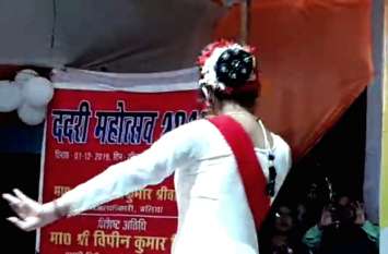 Lady Counselor Husband Molested Kathak Girl Dance in Dadri Mahotsav ददरी महोत्सव में कत्थक नृत्यांगना से सभासद पति ने मंच पर चढ़कर की छेड़खानी, हुआ बवाल
