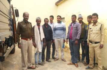 Chhattisgarh Crime: Things put in school bag, relative beaten teachers छात्र के स्कूल बैग में संदिग्ध रूप से रखीं ये चीजें देख घरवाले रह गए हैरान, स्कूल में घुसकर की शिक्षकों की पिटाई, फिर...