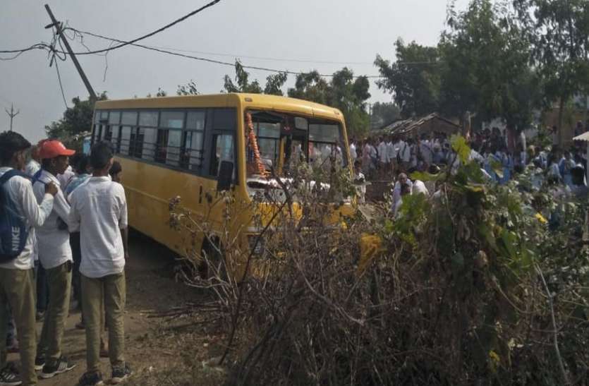 Oli's returning vehicle collides with bus ओली भरकर लौट रहे परिवार का वाहन बस से टकराया, घटनास्थल पर मची चीख-पुकार