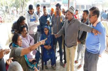 Alwar New Sabhapati Beena Gupta Inspection Of Waste In Alwar अलवर की नई सभापति बीना गुप्ता लगातार दो दिन से देख रही शहर की सफाई व्यवस्था, गंदगी मिलने पर सफाई ठेकेदार को लगाई फटकार
