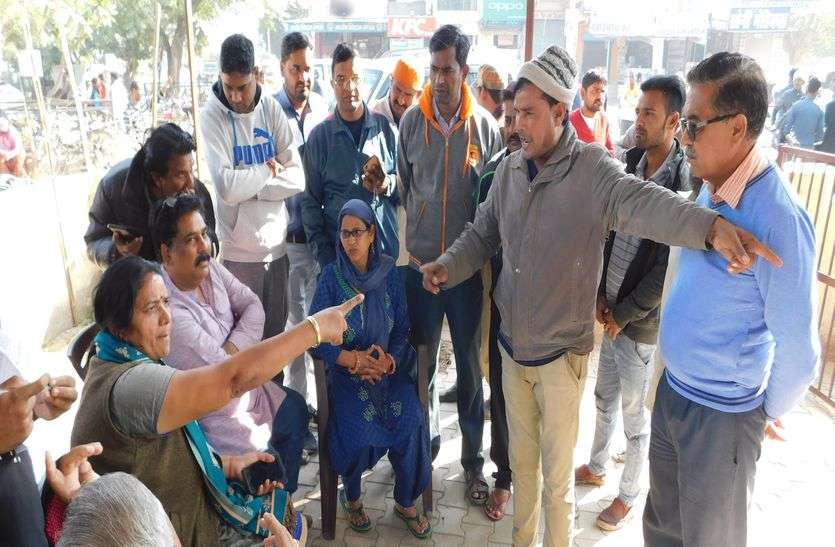 Alwar New Sabhapati Beena Gupta Inspection Of Waste In Alwar अलवर की नई सभापति बीना गुप्ता लगातार दो दिन से देख रही शहर की सफाई व्यवस्था, गंदगी मिलने पर सफाई ठेकेदार को लगाई फटकार