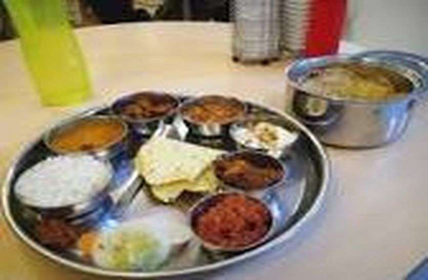 भोजन की थाली से मीठा गायब हुआ तो ये क्या बोल गए शिक्षक, आप भी जानिए भोजन की थाली से मीठा गायब हुआ तो ये क्या बोल गए शिक्षक, आप भी जानिए